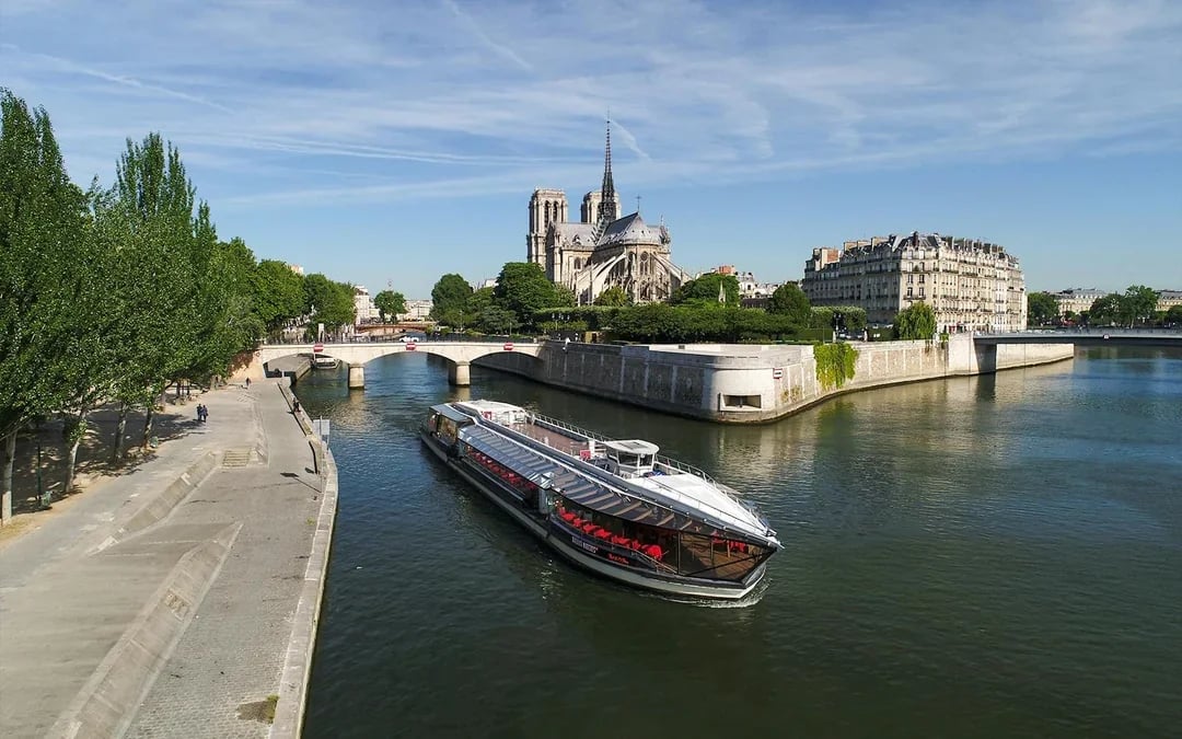 Bateaux Mouches® Seine River Dinner Cruise with Live Music & French Menu Image 9