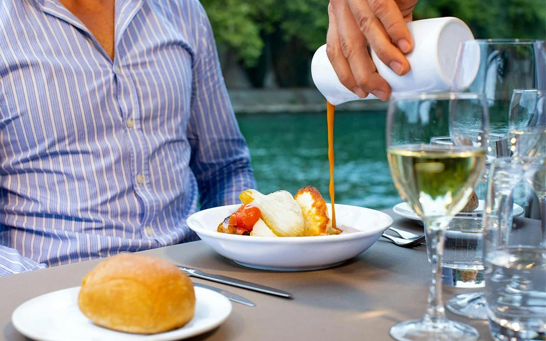 Bateaux Parisiens Seine River Lunch Cruise with French Menu Image 3
