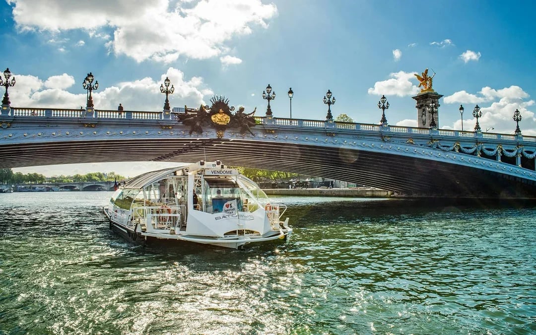 Batobus: Seine River Hop-on Hop-off Boat Tour Image 1