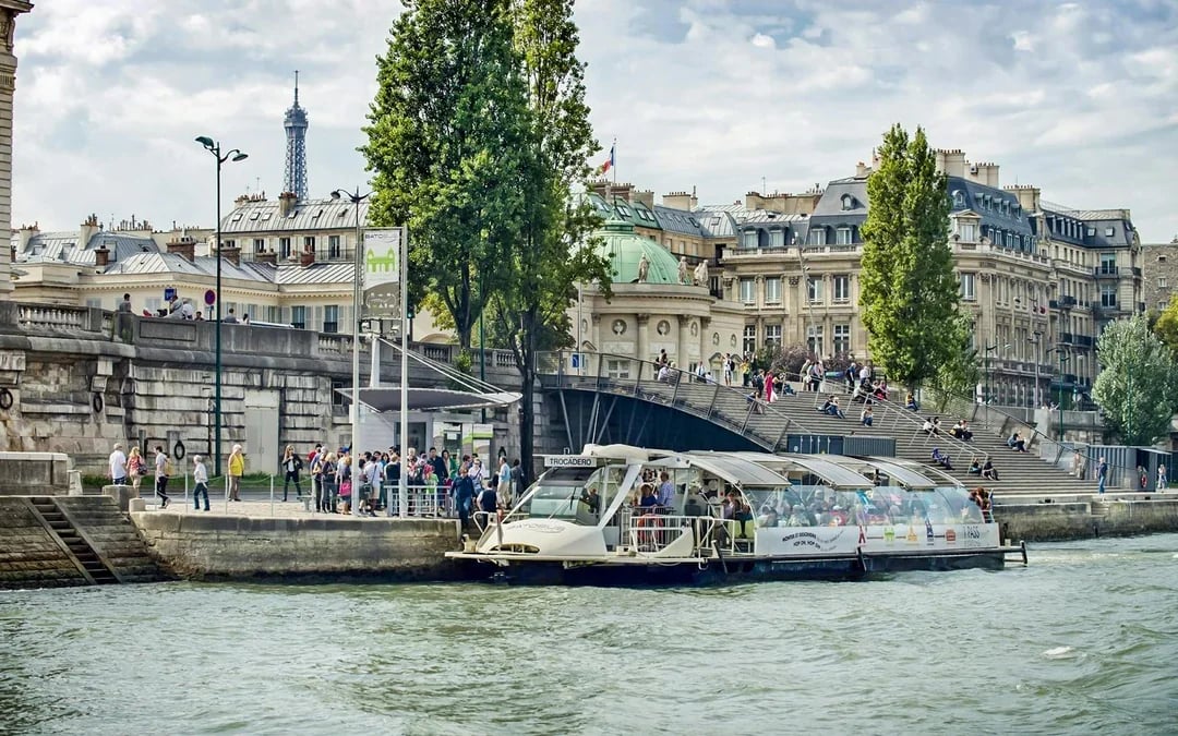Batobus: Seine River Hop-on Hop-off Boat Tour Image 3