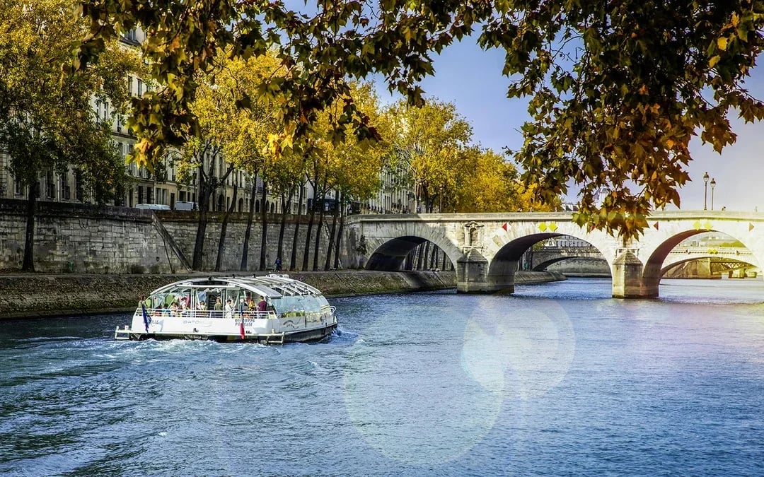 Batobus: Seine River Hop-on Hop-off Boat Tour Image 5