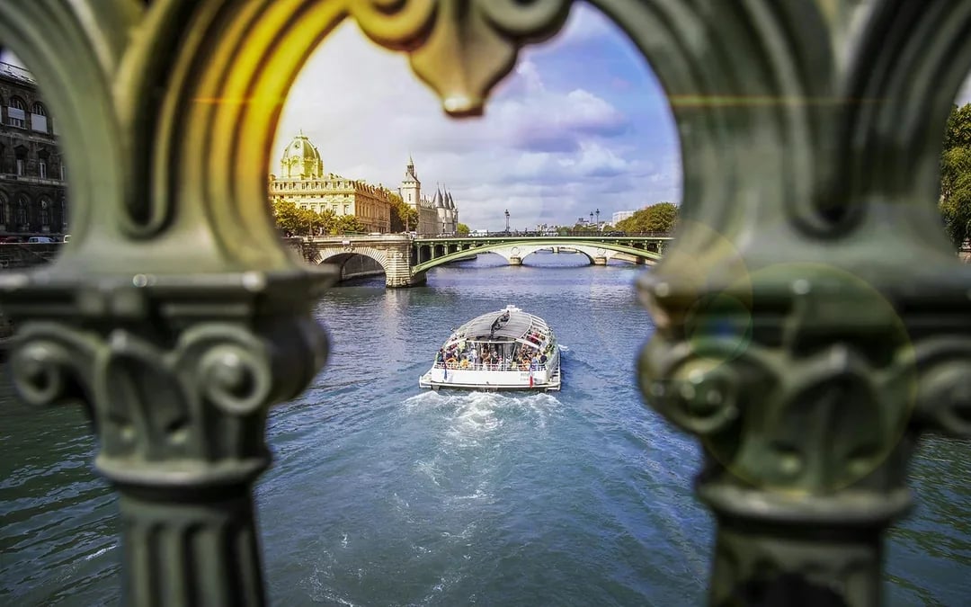 Batobus: Seine River Hop-on Hop-off Boat Tour Image 7