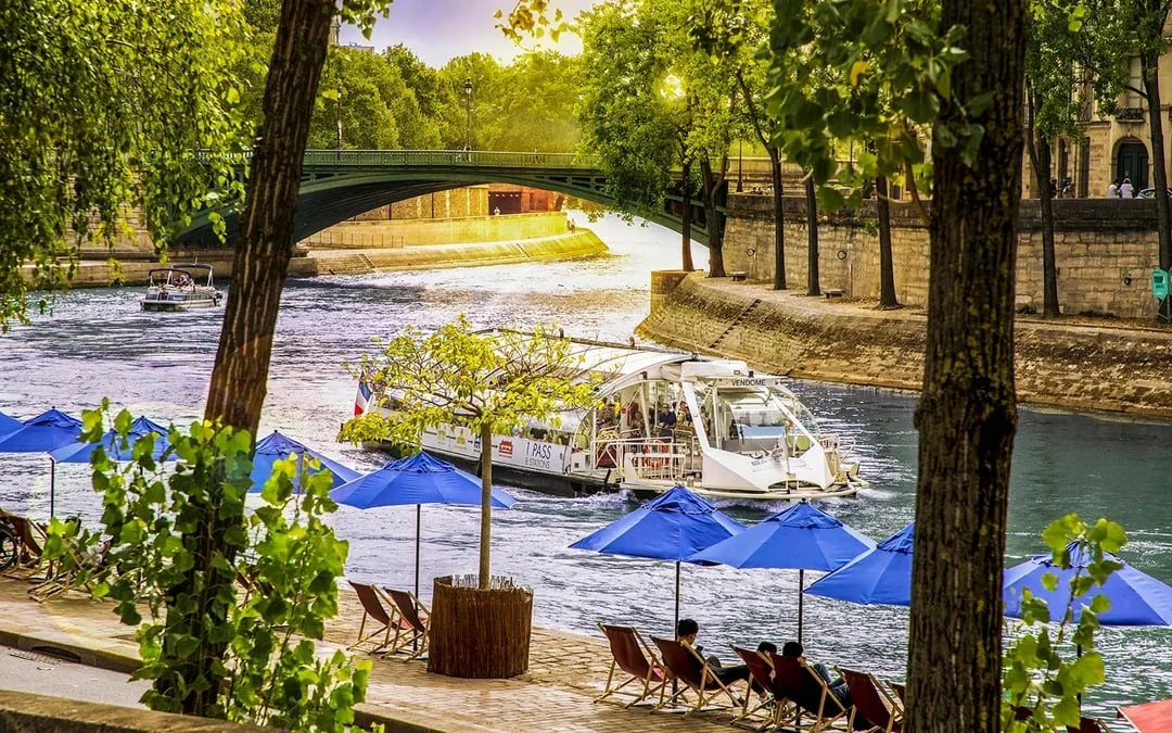 Batobus: Seine River Hop-on Hop-off Boat Tour Image 8