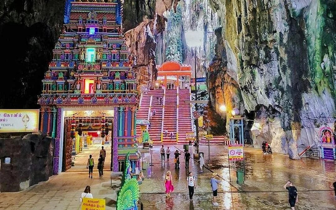 Batu Caves & Kuala Lumpur Private City Tour by Car with Hotel Transfers Image 10