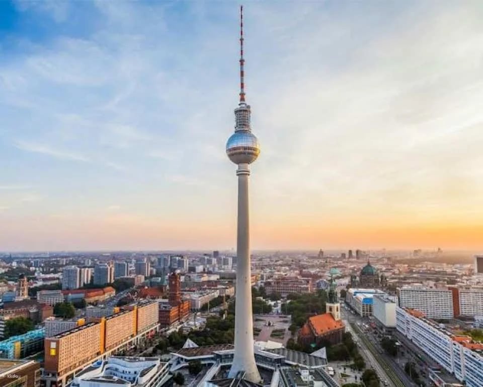 Berlin hop-on hop-off sightseeing pass with Icebar entry