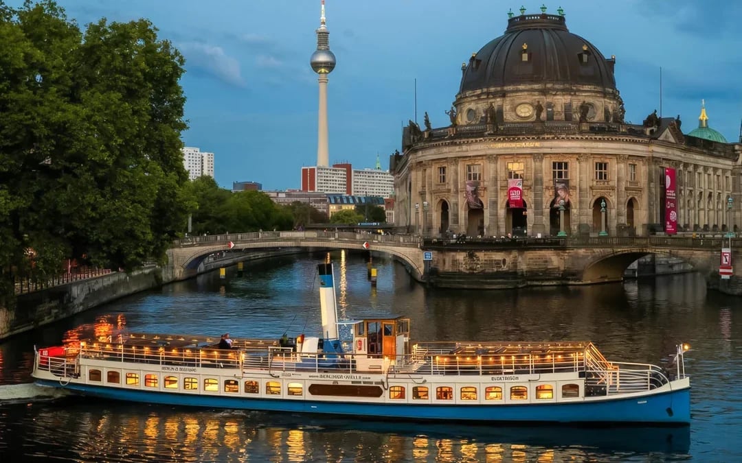 Berlin Spree River Evening Lights & Sunset Cruise Image 1