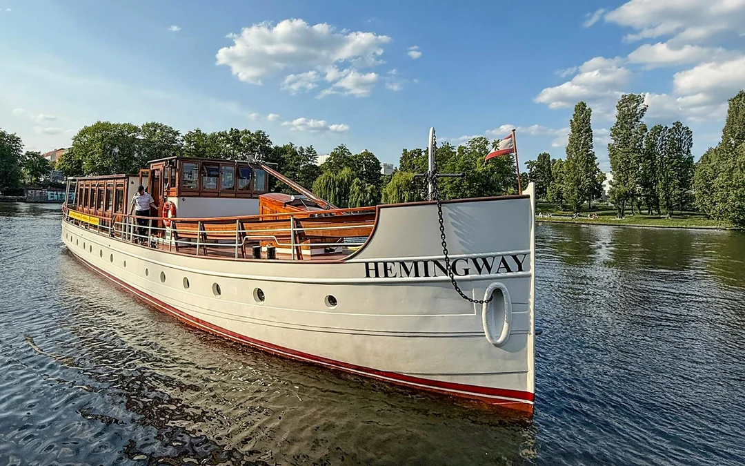 Berlin Spree River Sightseeing Cruise on a Luxury Yacht Image 1