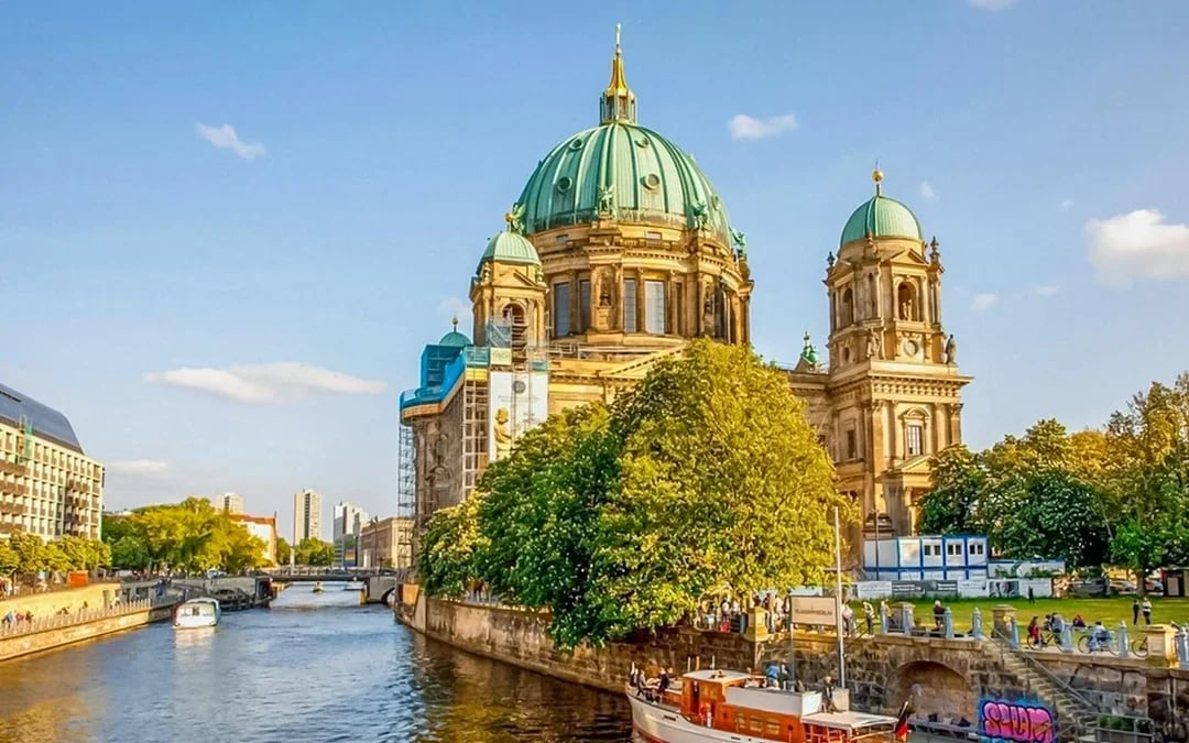 Berlin Spree River Sightseeing Cruise on a Luxury Yacht Image 2