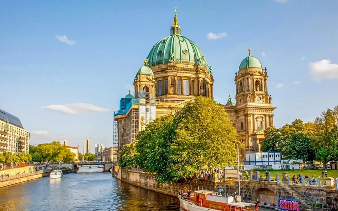 Berlin Spree River Sightseeing Cruise on a Luxury Yacht Image 2