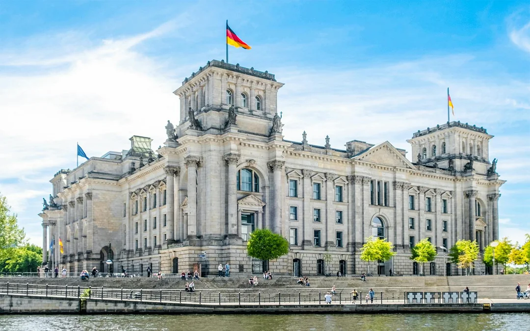 Berlin Spree River Sightseeing Cruise on a Luxury Yacht Image 5