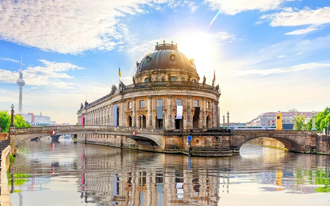 Berlin Spree River Sightseeing Cruise on a Luxury Yacht Image 8