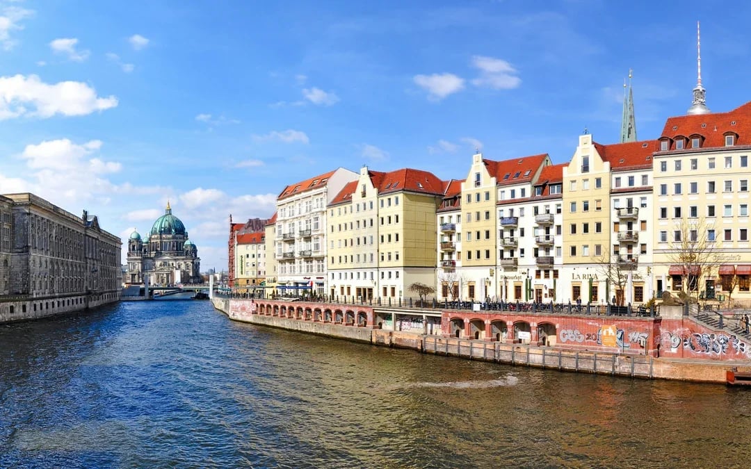 Berlin Spree River Sightseeing Cruise on a Luxury Yacht Image 10
