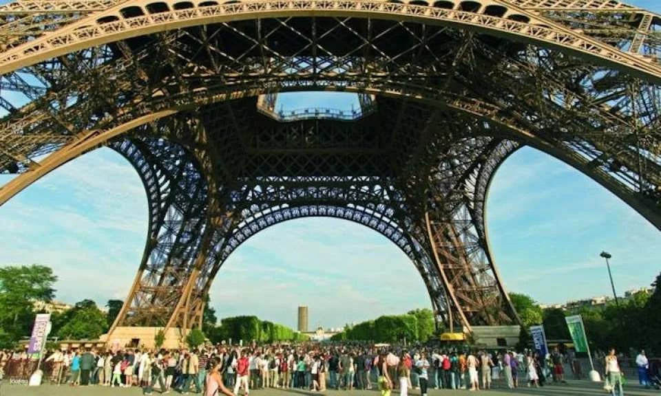 Best of Paris city tour with Eiffel Tower lunch and Seine cruise