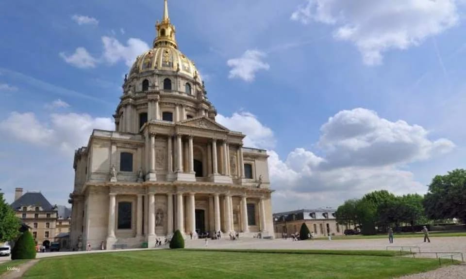 Best of Paris city tour with Eiffel Tower lunch and Seine cruise