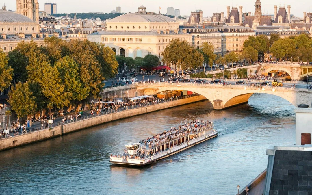 Big Bus: Paris Hop-On Hop-Off Bus Tour + Seine River Cruise Image 4