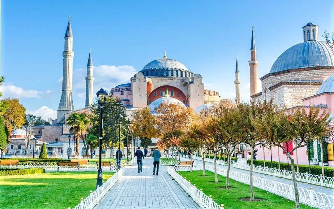 Blue Mosque + Hagia Sophia Small-Group Guided Tour with Entry Tickets Image 9