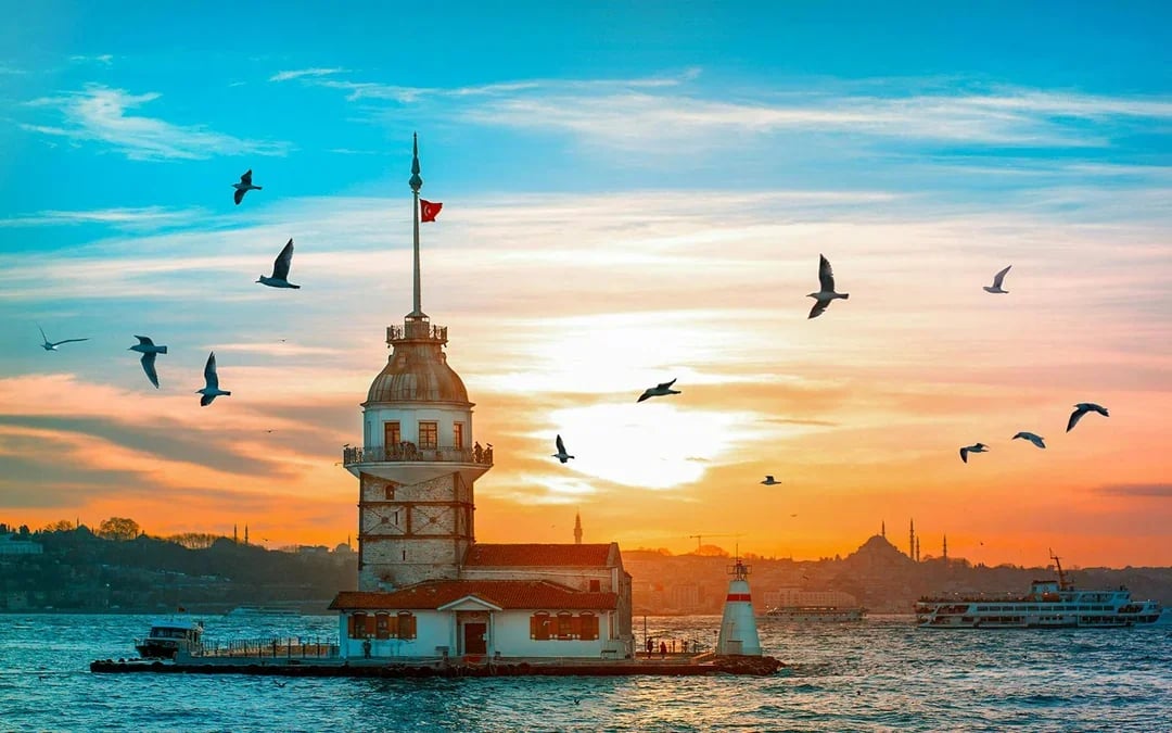 Bosphorus & Golden Horn Sunset Yacht Cruise with English-Speaking Guide Image 3