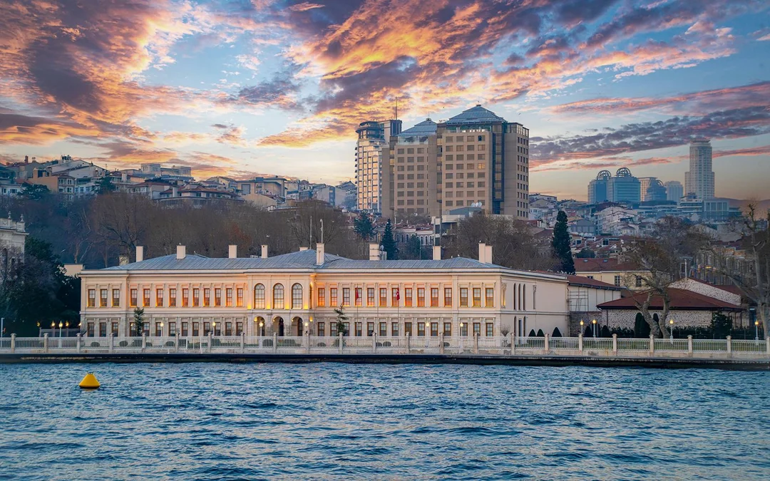 Bosphorus Dinner Cruise with Shows & Unlimited Drinks Image 2