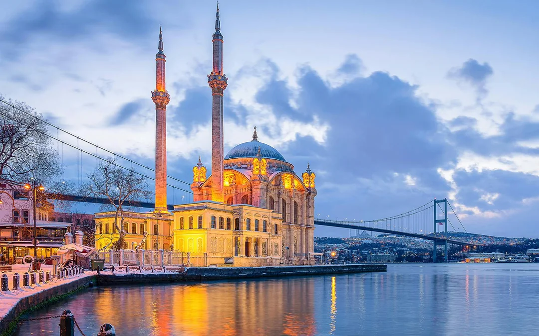 Bosphorus Dinner Cruise with Shows & Unlimited Drinks Image 3