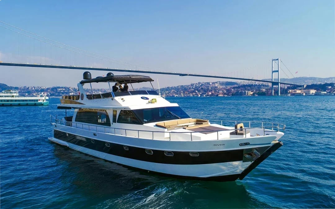 Bosphorus Yacht Sightseeing Cruise with Soft Drinks & Snacks Image 4