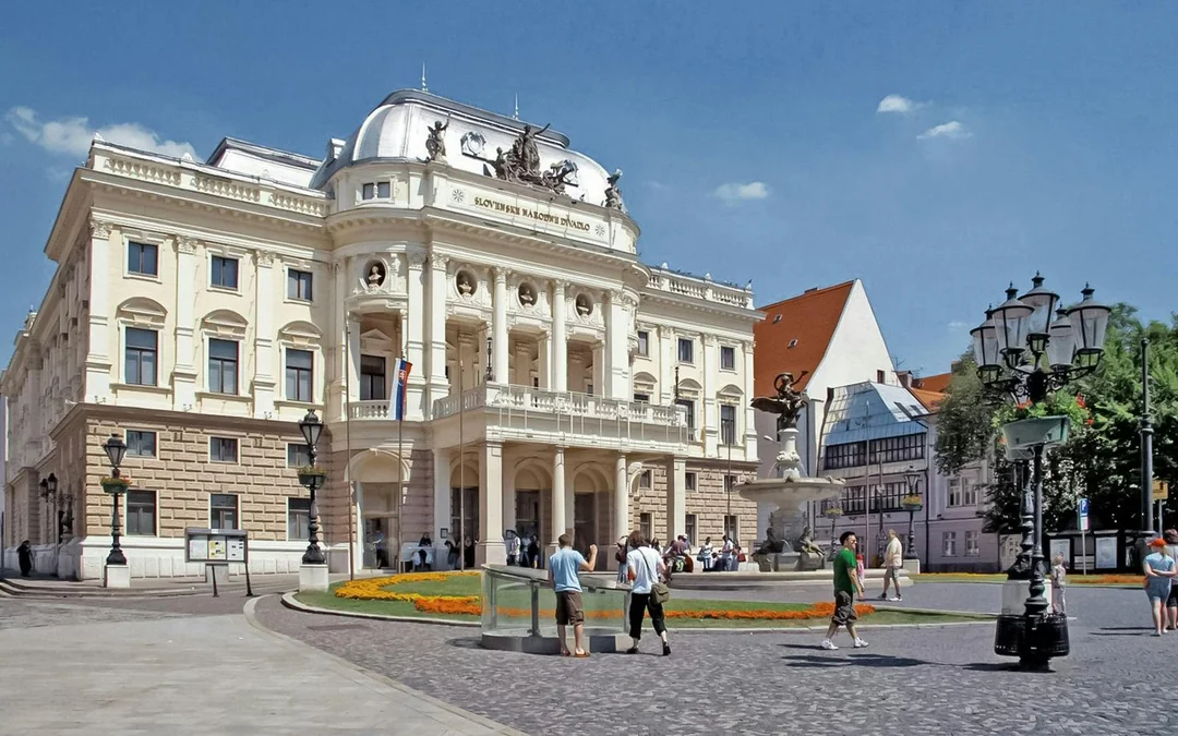 Bratislava Guided Walking Tour with Castle Entry Image 3