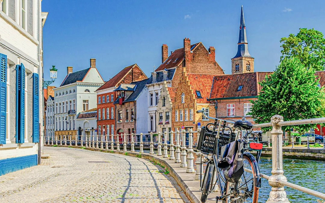 Bruges: Guided Tour & Boat Ride with Optional Beer Tasting Image 3