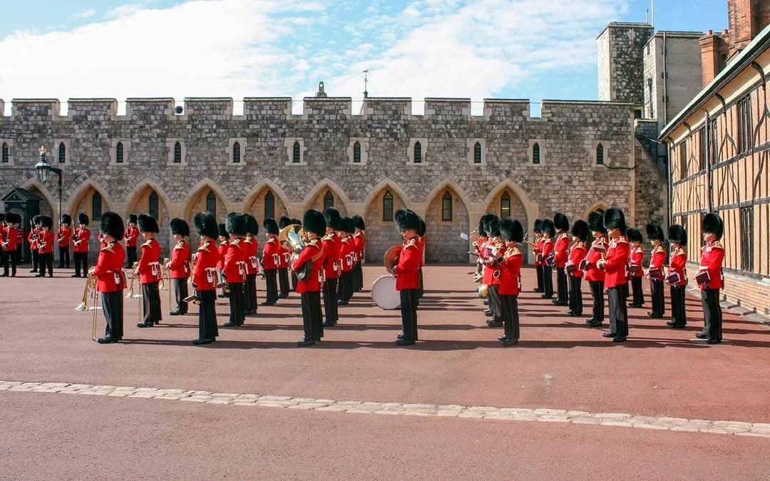 Buckingham Palace & Windsor Castle Full-Day Tour Image 12