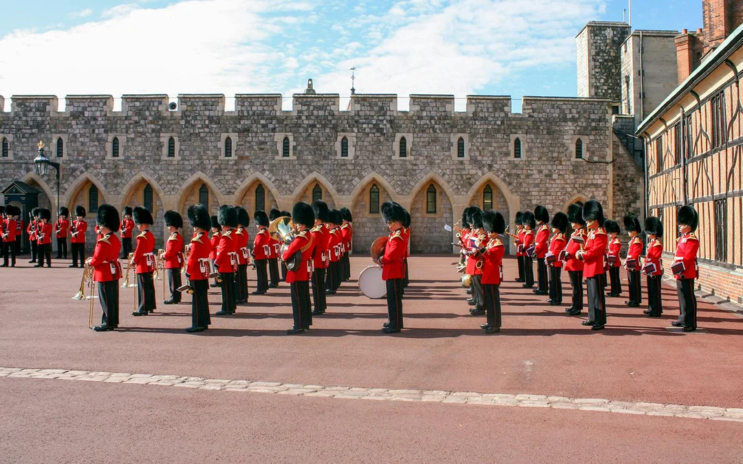 Buckingham Palace & Windsor Castle Full-Day Tour Image 12