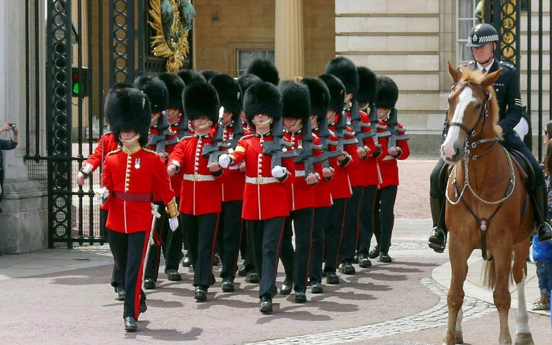 Buckingham Palace State Rooms Tickets & Changing the Guard Tour Image 5