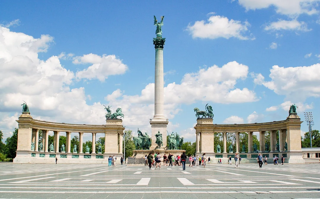 Budapest all in 1: 3-Hour Guided Bus Tour & 1-Hour Danube River Cruise Image 3