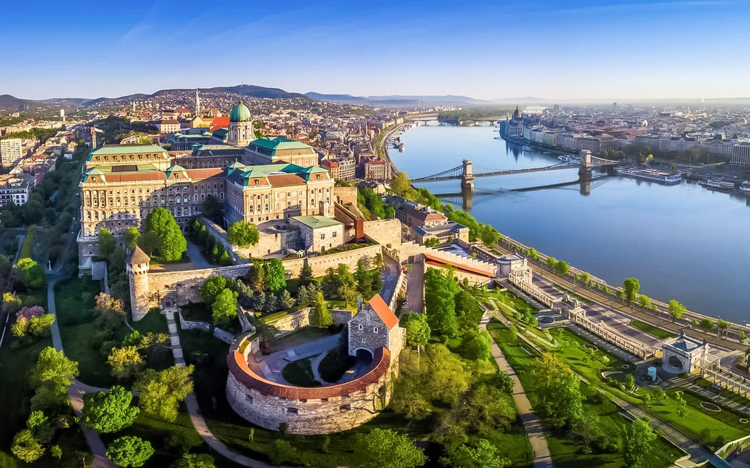 Budapest all in 1: 3-Hour Guided Bus Tour & 1-Hour Danube River Cruise Image 4