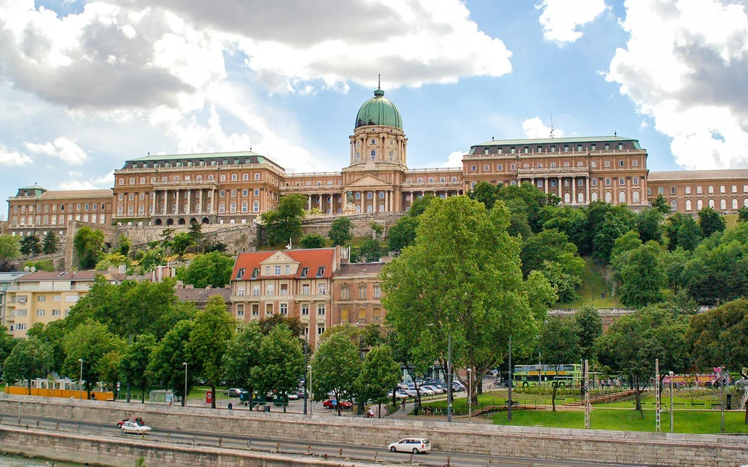 Budapest all in 1: 3-Hour Guided Bus Tour & 1-Hour Danube River Cruise Image 5