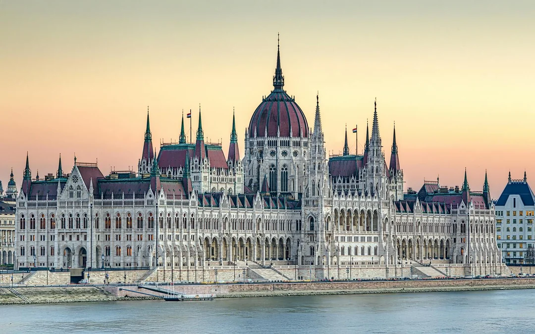 Budapest Danube River Night Lotus Cruise with Unlimited Aperol & Prosecco Image 7