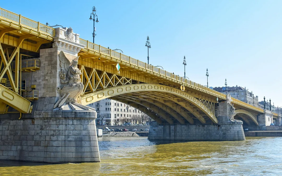 Budapest Danube River Nighttime Sightseeing Cruise with Unlimited Slushy Image 3