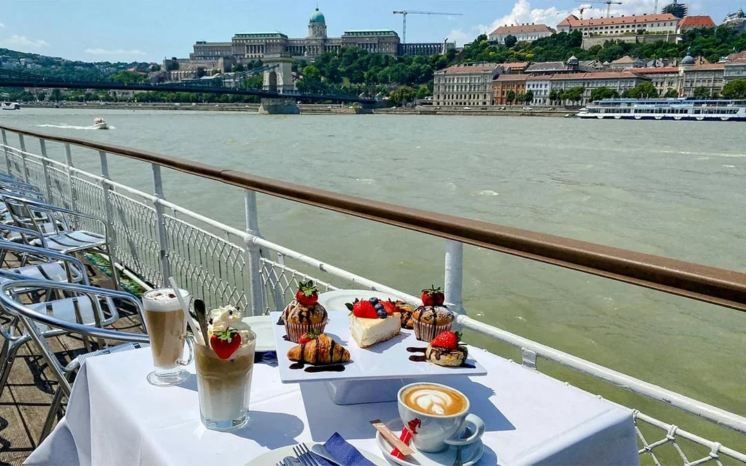 Budapest Danube River Sightseeing Cruise with Brunch & Drinks Image 2