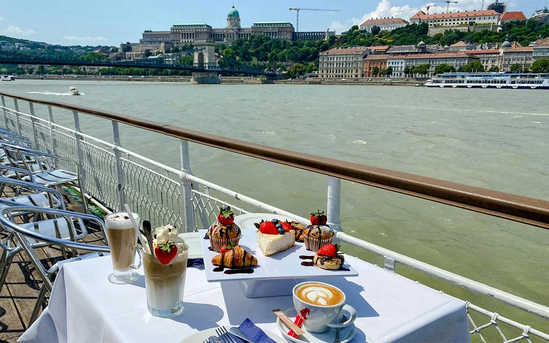 Budapest Danube River Sightseeing Cruise with Brunch & Drinks Image 2