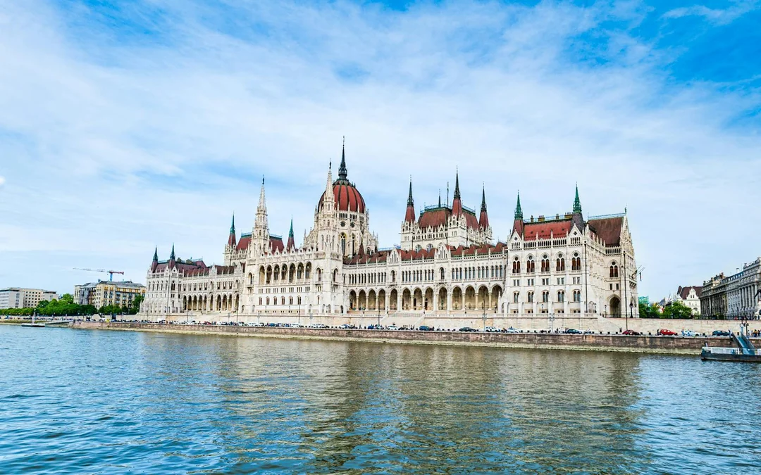 Budapest Danube River Sightseeing Cruise with Brunch & Drinks Image 4
