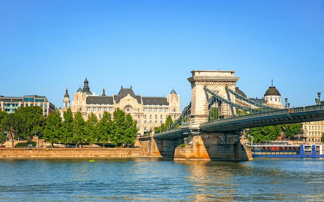Budapest Danube River Sightseeing Cruise with Brunch & Drinks Image 5
