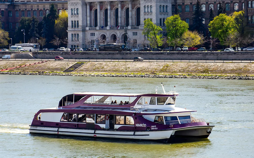 Budapest Evening Danube River Sightseeing Cruise with Unlimited Prosecco Image 3