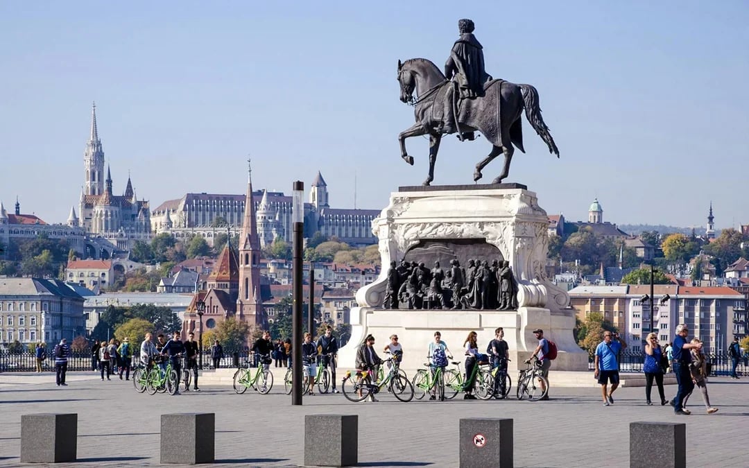 Budapest: Guided Walking Tour of Pest Image 6