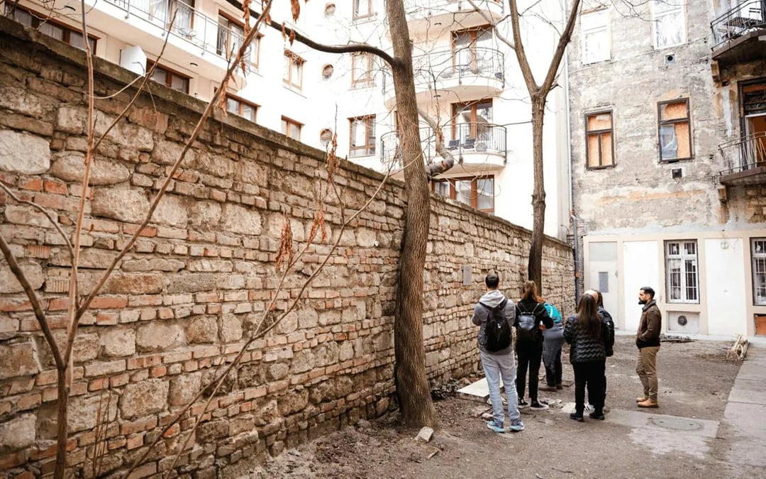 Budapest: Jewish Quarter & Ghetto Wall Memorial Guided Tour Image 1