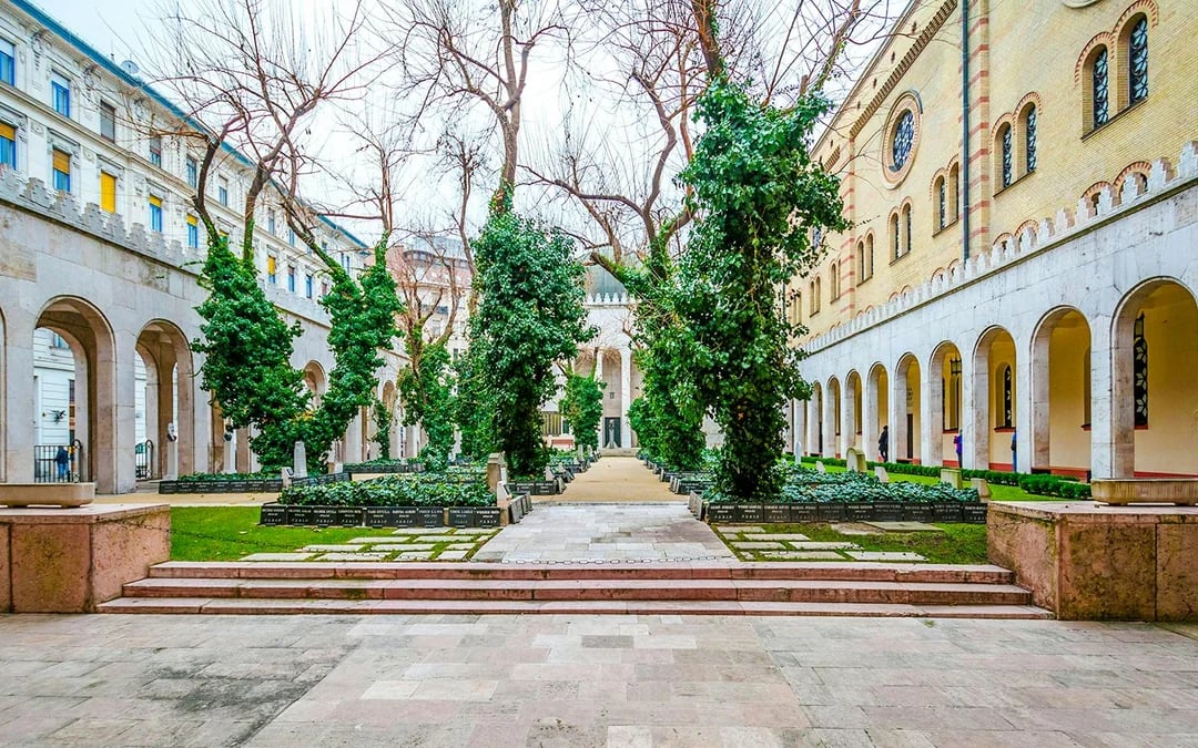 Budapest: Jewish Quarter & Ghetto Wall Memorial Guided Tour Image 9