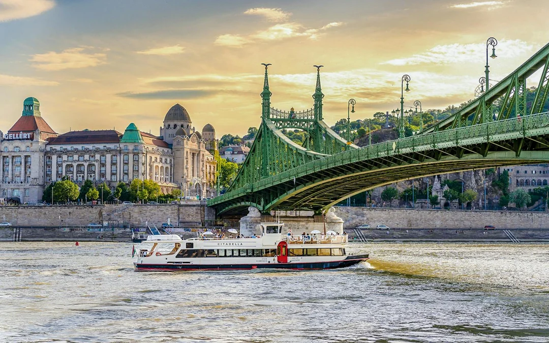 Budapest Premium Sightseeing Cruise with Tokaj Frizzante Image 1