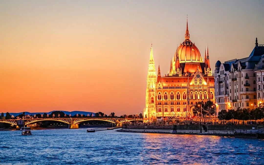 Budapest Premium Sightseeing Cruise with Tokaj Frizzante Image 11