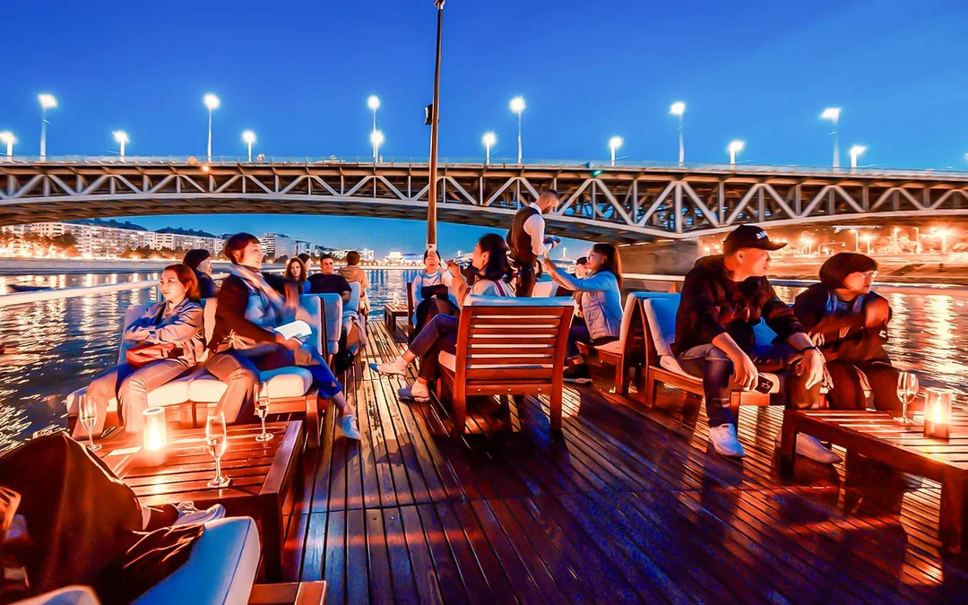 Budapest Premium Sightseeing Cruise with Tokaj Frizzante Image 12