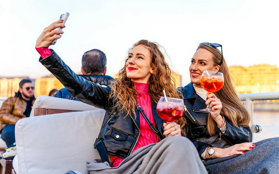 Budapest Premium Sightseeing Cruise with Tokaj Frizzante Image 3
