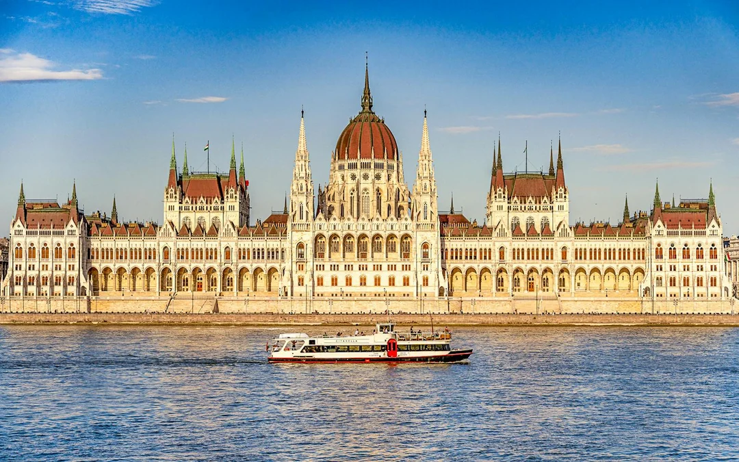 Budapest Premium Sightseeing Cruise with Tokaj Frizzante Image 4