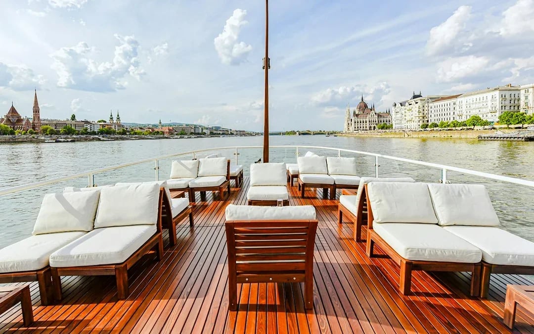 Budapest Premium Sightseeing Cruise with Tokaj Frizzante Image 6