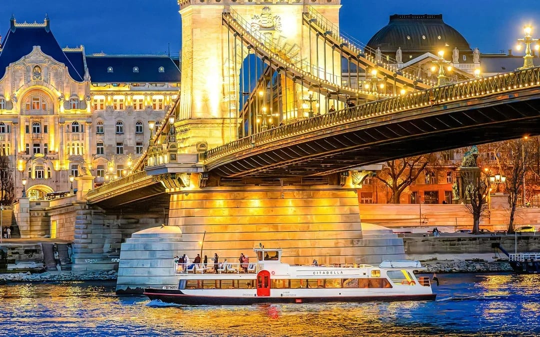 Budapest Premium Sightseeing Cruise with Tokaj Frizzante Image 8