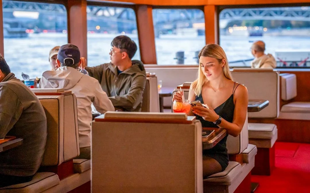 Budapest Premium Sightseeing Cruise with Tokaj Frizzante Image 9